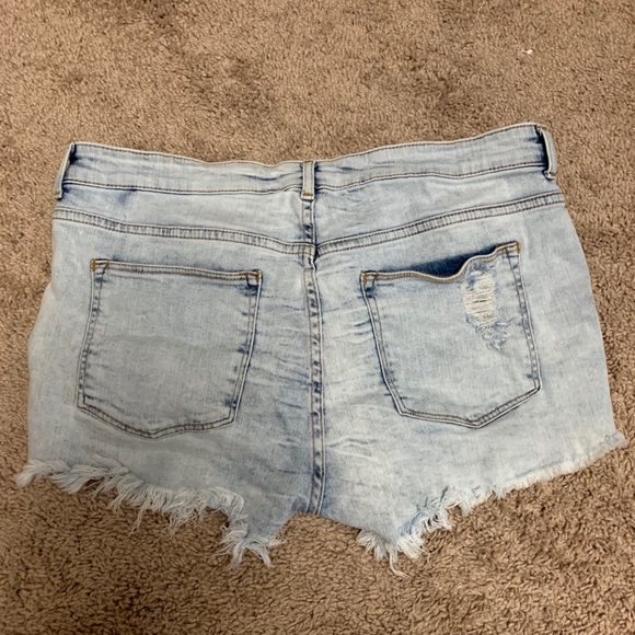 LIGHT WASH CUT OFF SHORTS - Picture 3 of 3